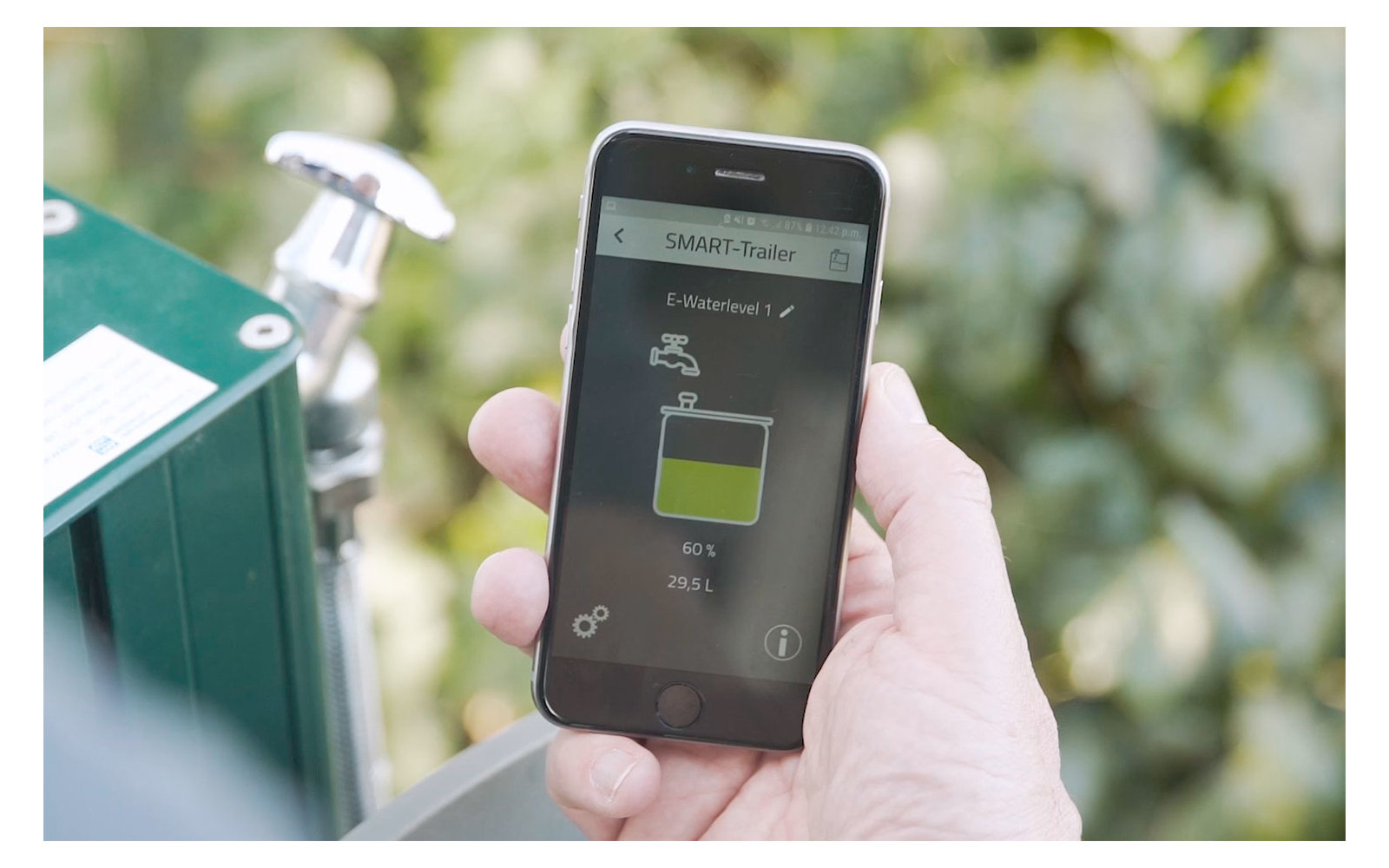 Hand hält Smartphone mit geöffneter App im Freien