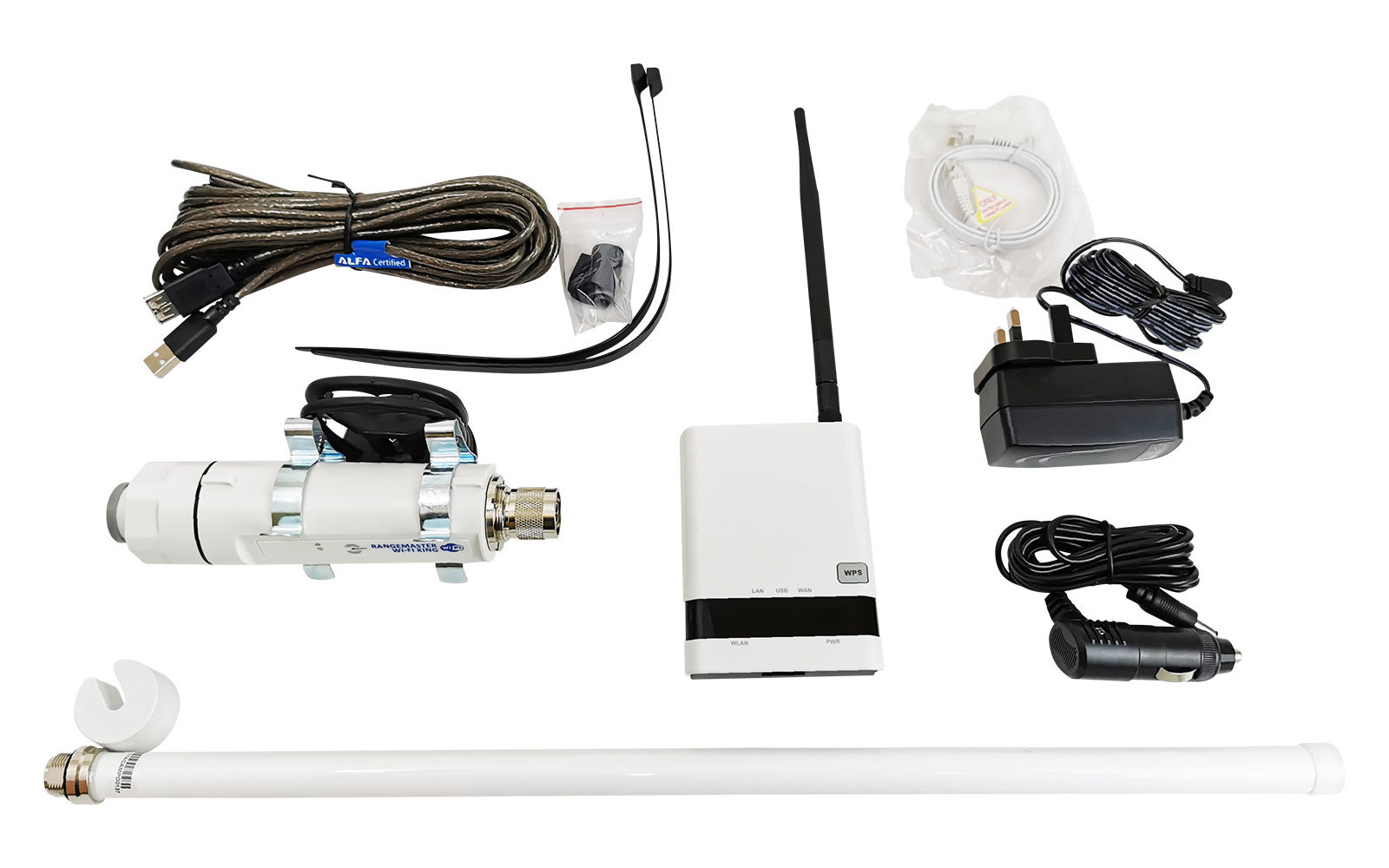 Mehrere technische Geräte und Zubehörteile auf weißem Hintergrund angeordnet