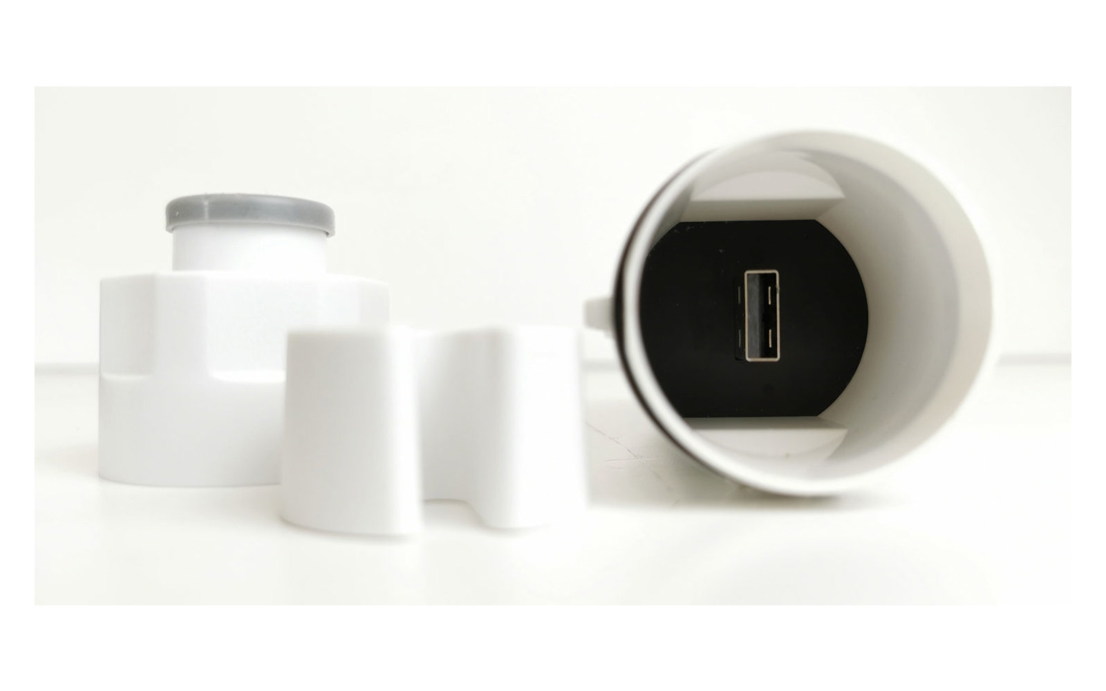 Mehrere weiße Kunststoff-Rohrstücke auf weißem Hintergrund