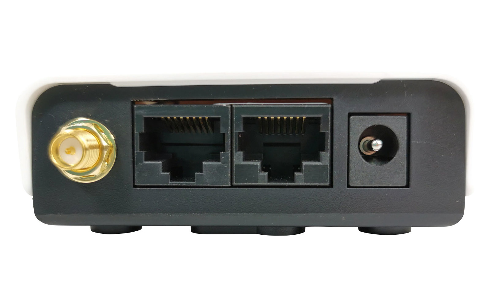 Rückseite eines Netzwerkgeräts mit zwei Ethernet-Anschlüssen, einem Koaxialanschluss und einem Netzteilanschluss