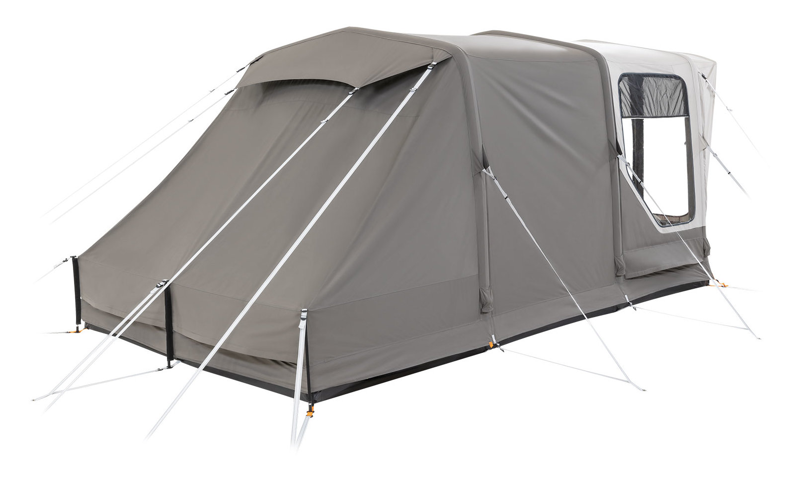 Ein graues Vorzelt an einem Wohnwagen, befestigt mit Spannseilen