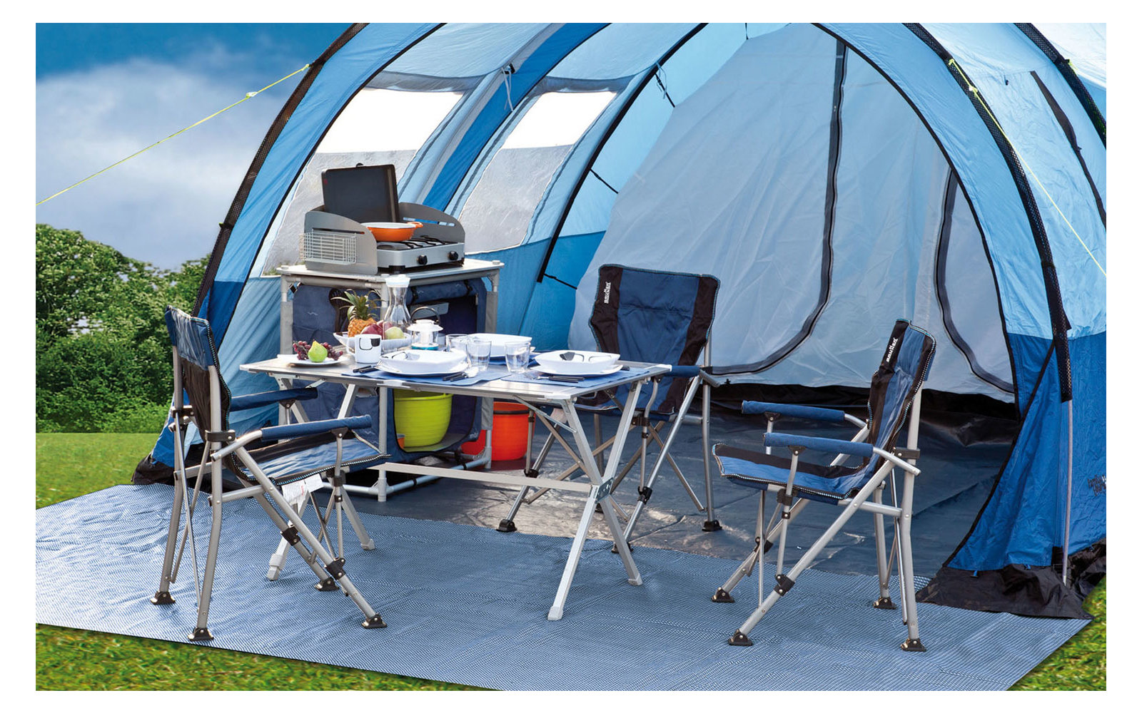 Tenda da campeggio con fornello da campeggio, tavoli e sedie pieghevoli all'aperto