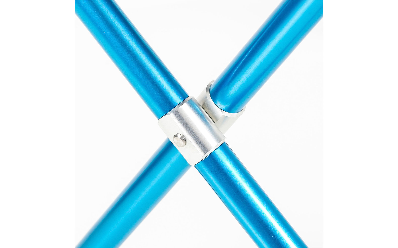 Blau lackierte Metallrohre, die mit einer silbernen Verbindungsschlaufe verbunden sind