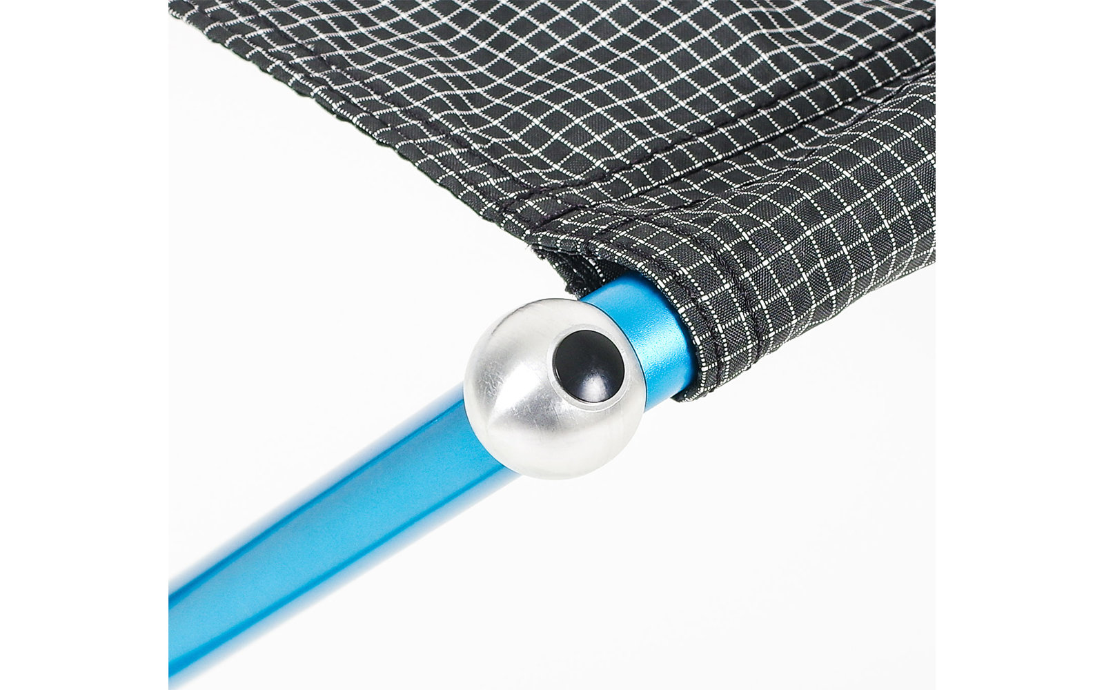 Frau mit blauem Hemd, die auf einem Stuhl sitzt und lächelt