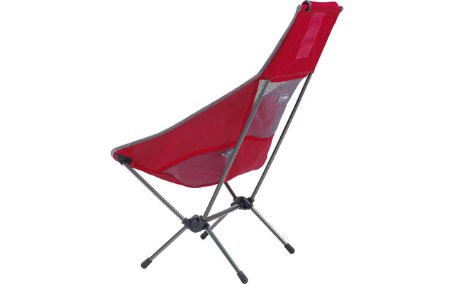 Roter Klappstuhl mit schwarzem Metallgestell