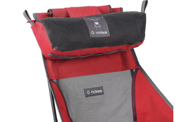 Roter und grauer Kinderwagen mit schwarzem Verdeck