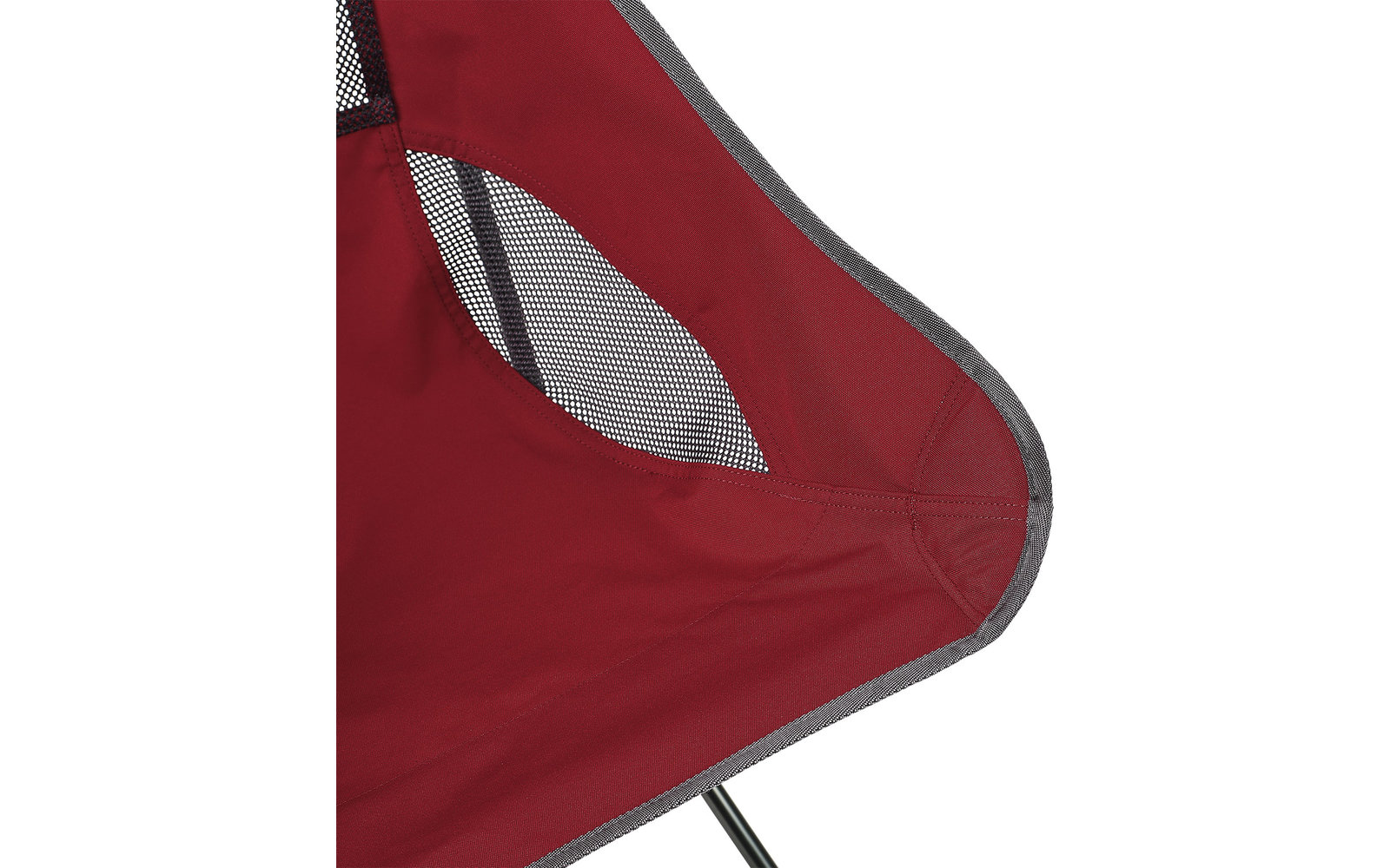 Roter Stuhl mit silberfarbenem Metallgestell