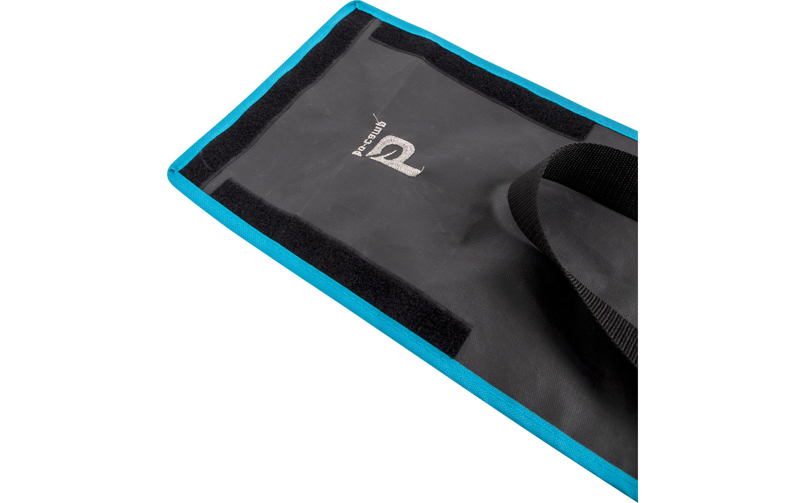 Schwarze Tasche mit blauem Rand auf weißem Hintergrund