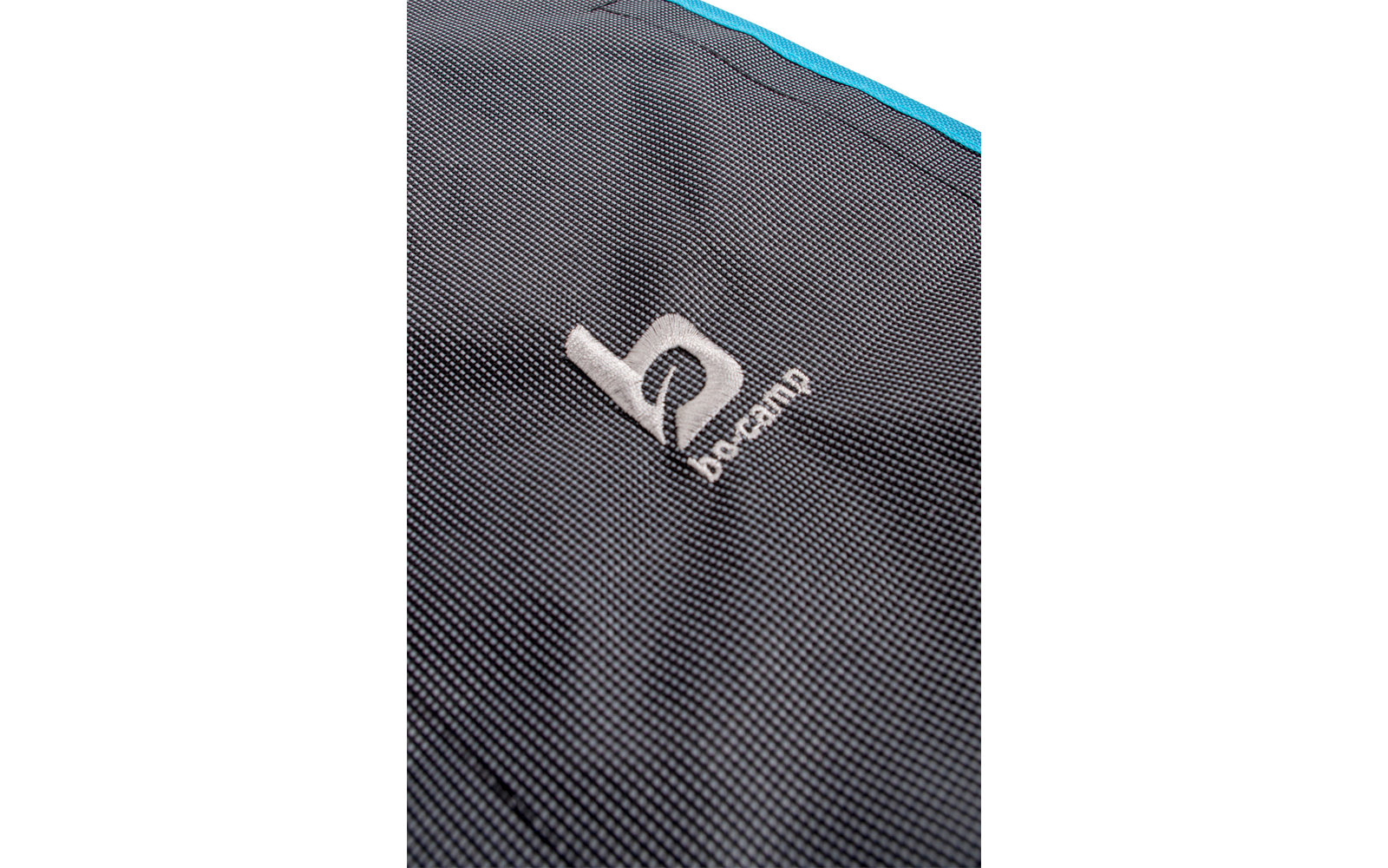 Schwarzer Rucksack mit grauem Logo auf der Oberfläche
