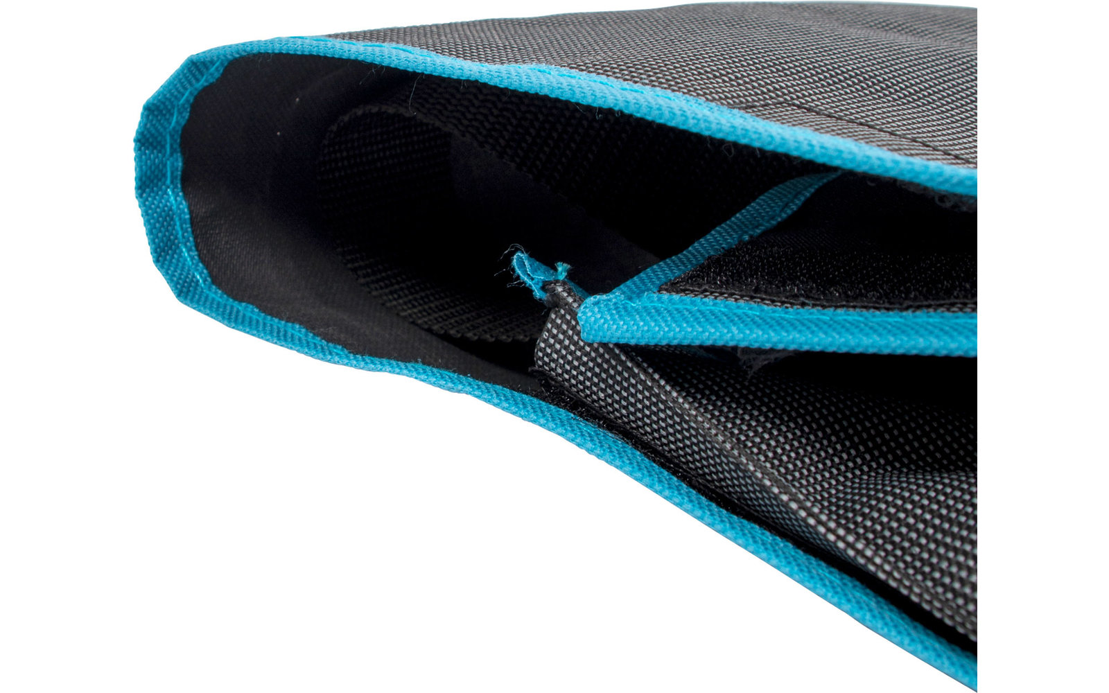 Schwarze Tasche mit blauen Nähten und Reißverschluss