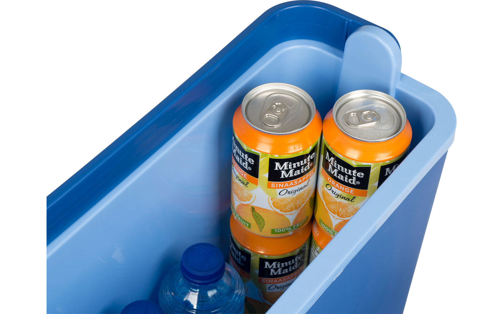 Blaue Kühlbox mit zwei Dosen Orangensaft und einer Wasserflasche