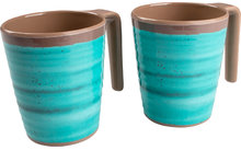 Dos tazas turquesas con asas marrones sobre fondo blanco