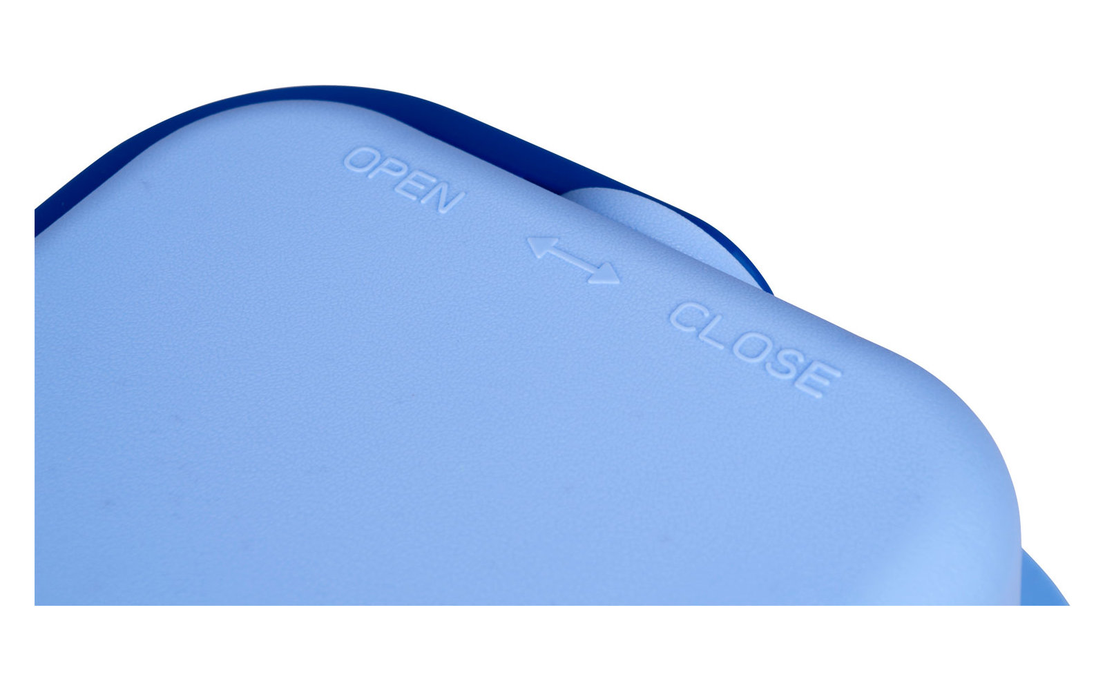 Blauer Kunststoffbehälter mit geprägtem Schriftzug