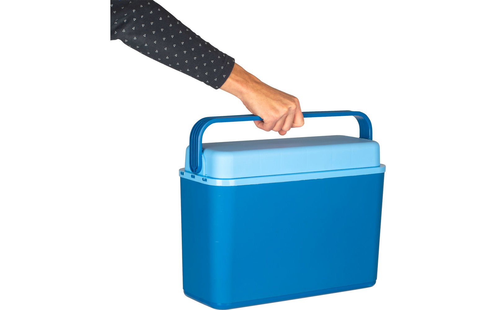 Hand hält Griff einer blauen Kühltasche