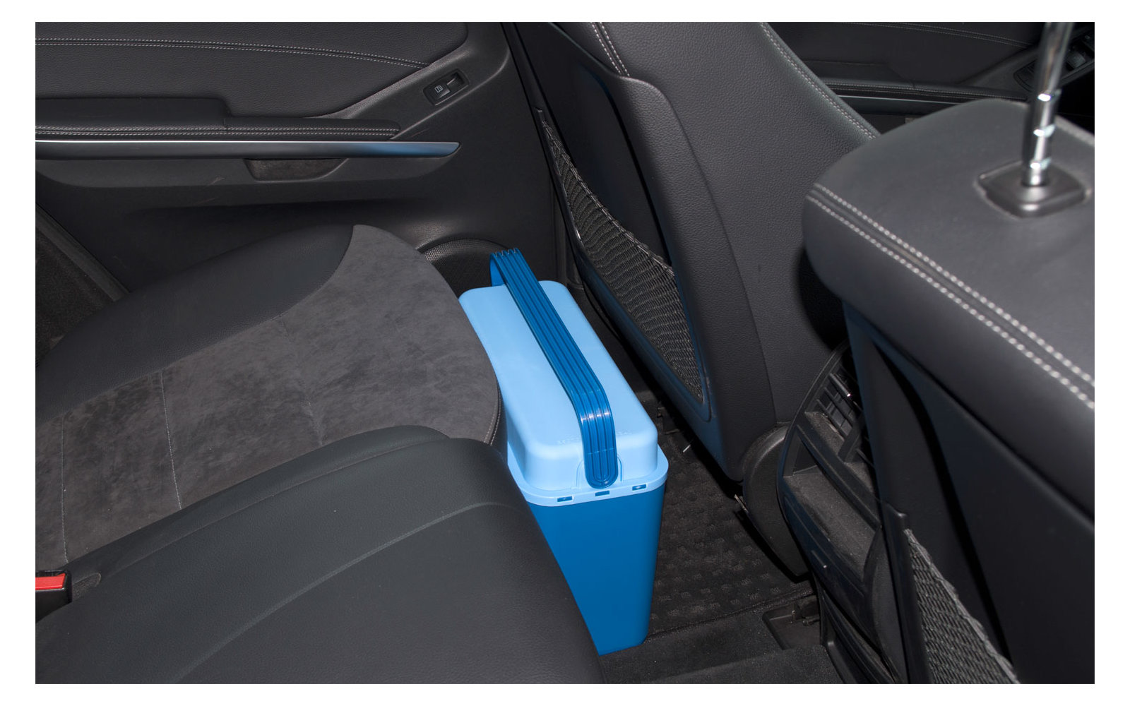 Blauer Behälter zwischen den Vordersitzen eines Autos