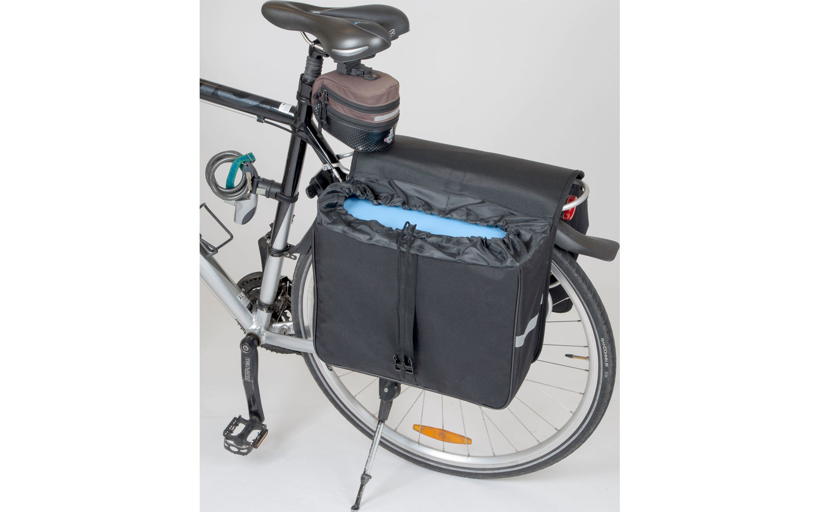 Fahrrad mit schwarzer Gepäcktasche an der Gepäckträgerseite