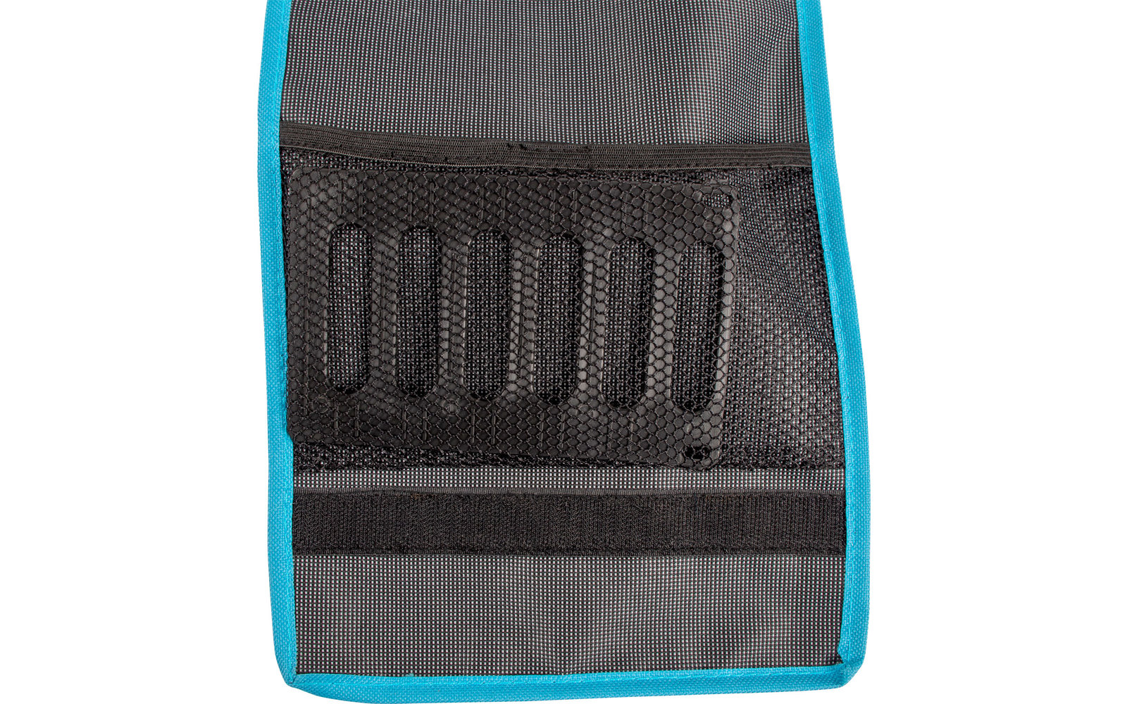 Grauer Stoff mit schwarzen rechteckigen Öffnungen, umrahmt von einem blauen Rand