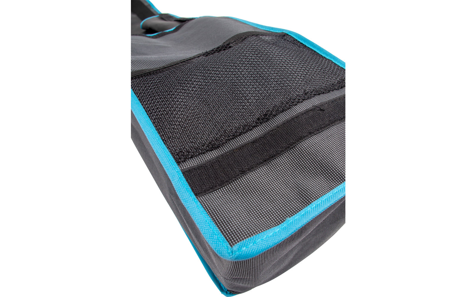 Nahaufnahme eines grauen Rucksacks mit schwarzen Einsätzen und blauen Kanten