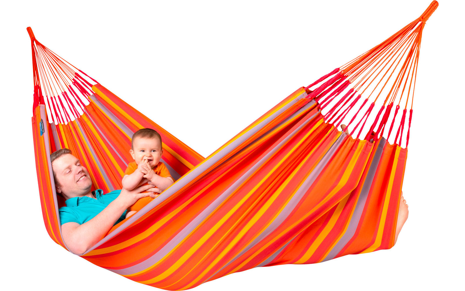 Ein älterer Mann und ein Kind liegen zusammen in einer rot-orange gestreiften Hängematte