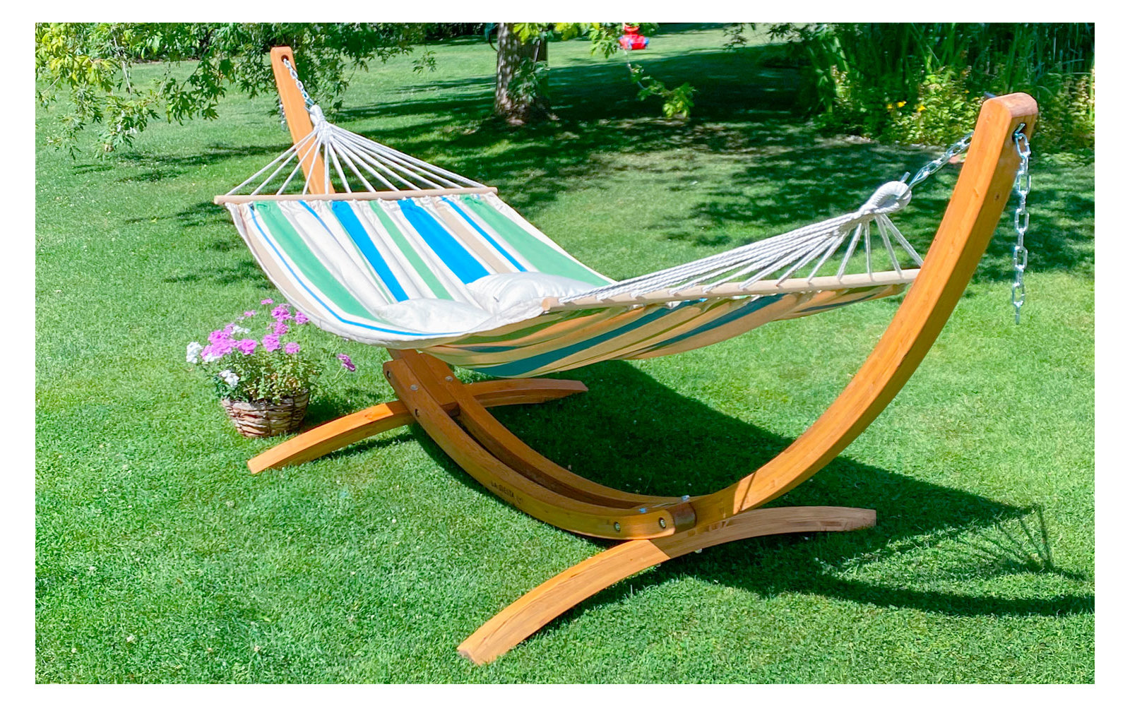Hamac vide avec structure en bois sur pelouse verte
