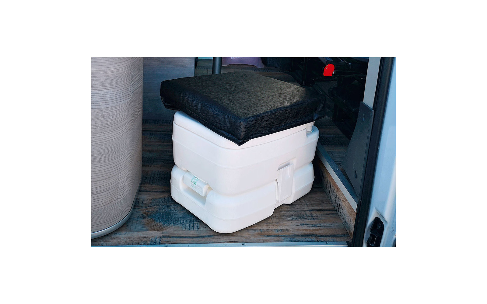 Weißer Kunststoffbehälter mit schwarzem Deckel auf Holzfußboden neben grauer Vase