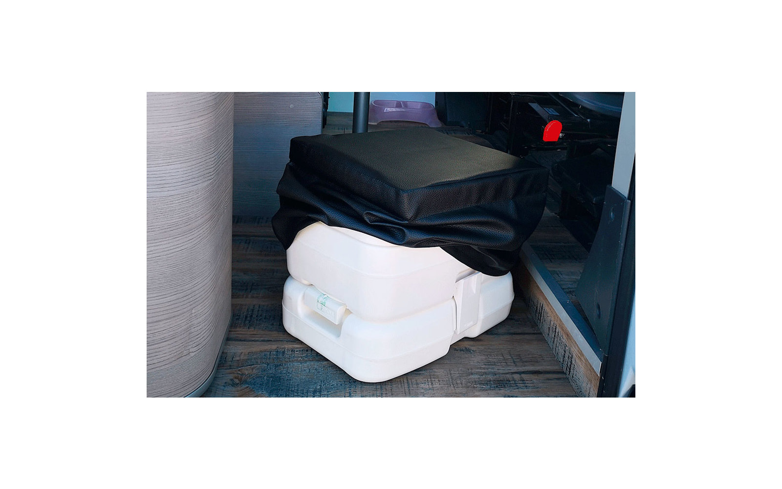 Zwei weiße Stapelbehälter, oben mit schwarzer Abdeckung, auf einem Holzboden neben einer Glaswand