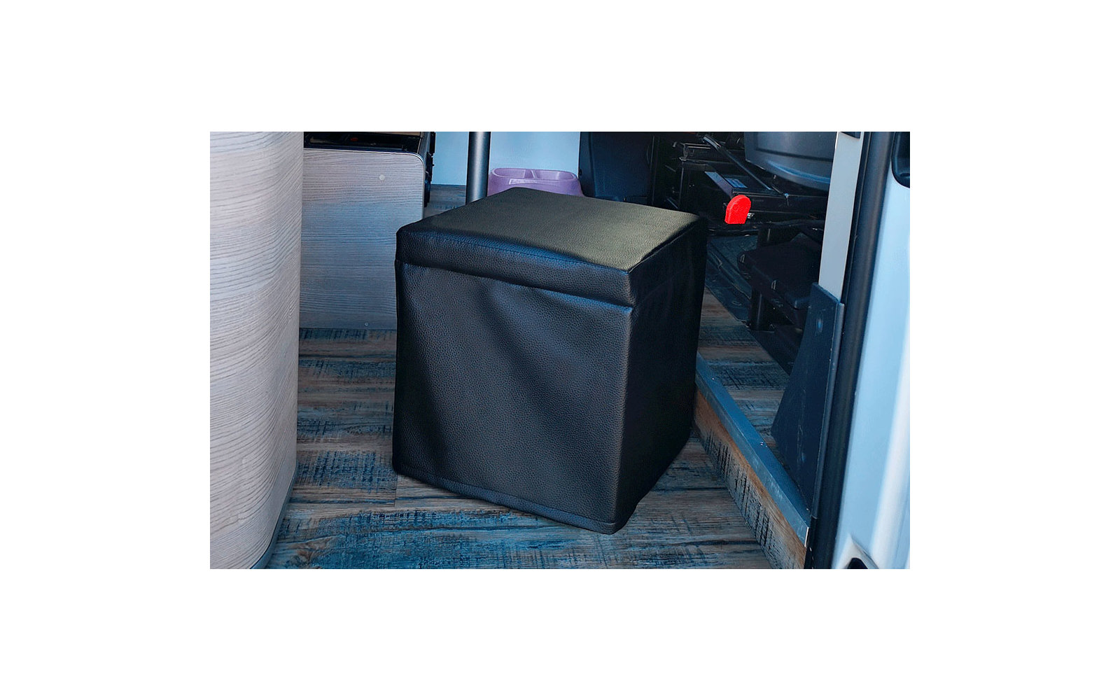 Schwarzer quadratischer Hocker auf Teppichboden in einem Innenraum