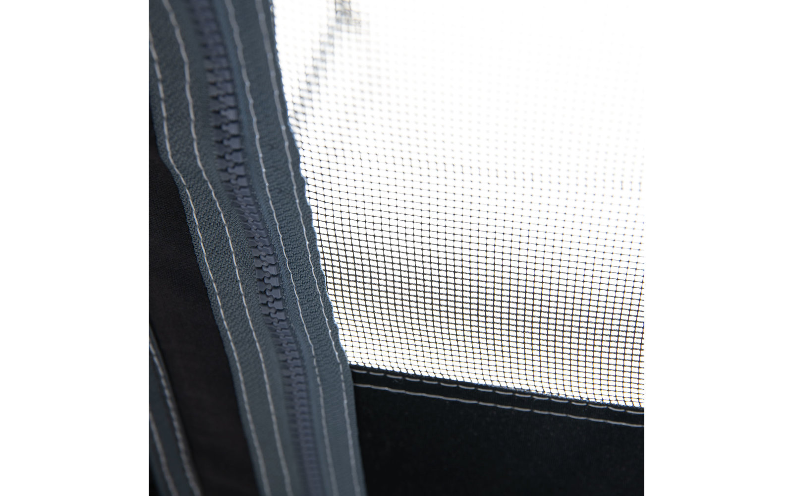 Nahaufnahme eines Fenstergitters aus Metall und eines schwarzen Rahmens