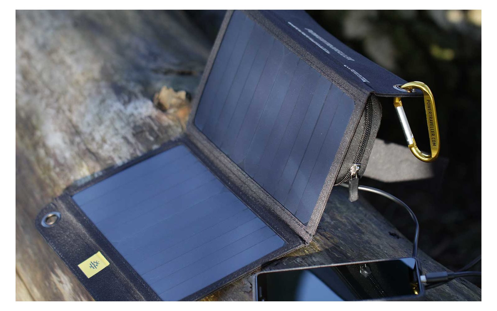 Leerer blauer Klappstuhl im Freien auf Steinboden