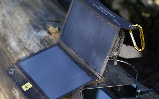 Leerer blauer Klappstuhl im Freien auf Steinboden