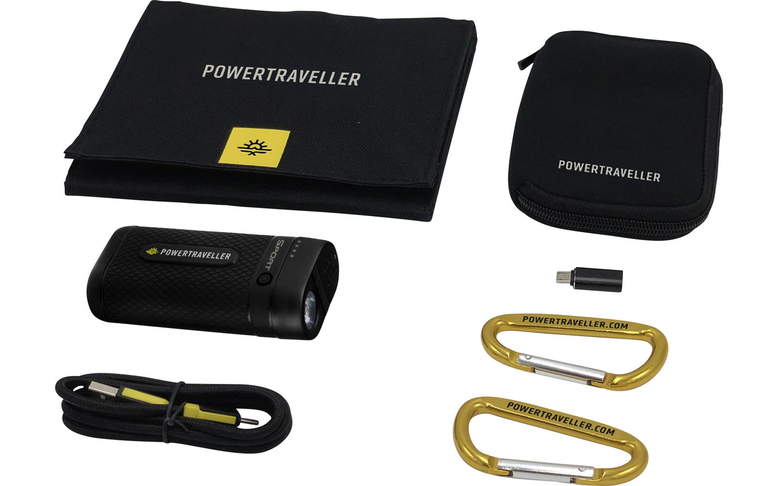 Mehrere Gegenstände auf weißem Hintergrund, darunter eine schwarze Tasche mit Aufschrift Powertraveller, ein schwarzes Ladegerät, zwei goldene Karabinerhaken, ein USB-Stick, ein Kabel und eine Schutzhülle