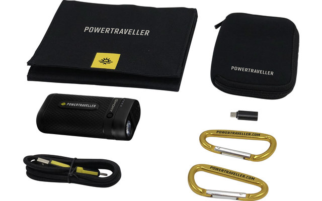 Mehrere Gegenstände auf weißem Hintergrund, darunter eine schwarze Tasche mit Aufschrift Powertraveller, ein schwarzes Ladegerät, zwei goldene Karabinerhaken, ein USB-Stick, ein Kabel und eine Schutzhülle