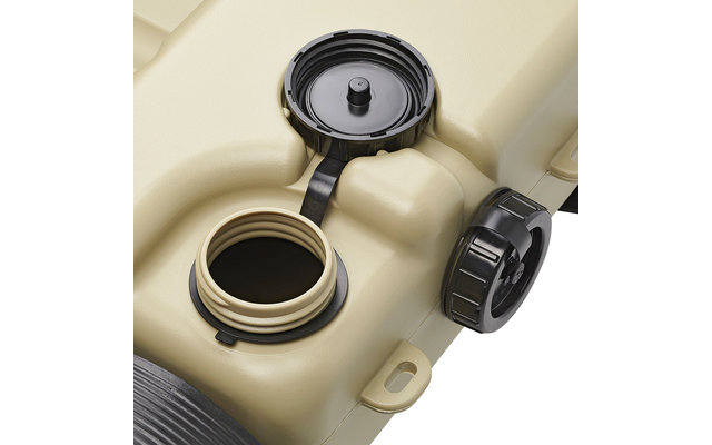 Nahaufnahme einer beigefarbenen Kamera mit geöffnetem Objektivdeckel