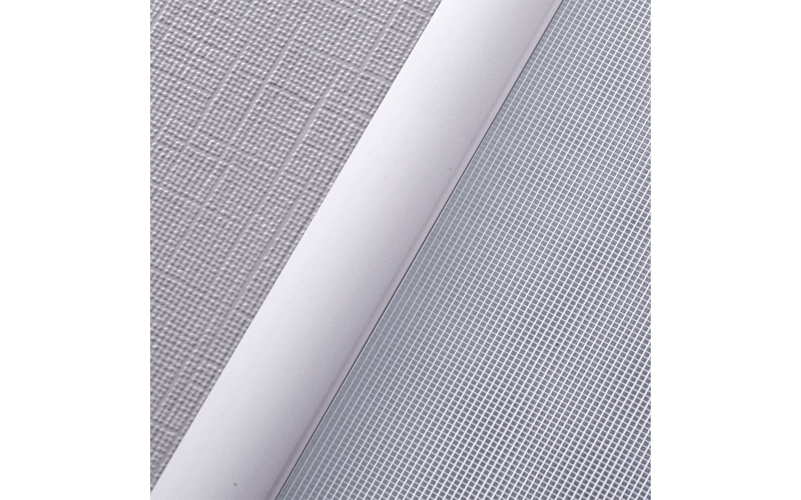 Nahaufnahme von zwei weißen strukturierten Papieren, die teilweise übereinander liegen