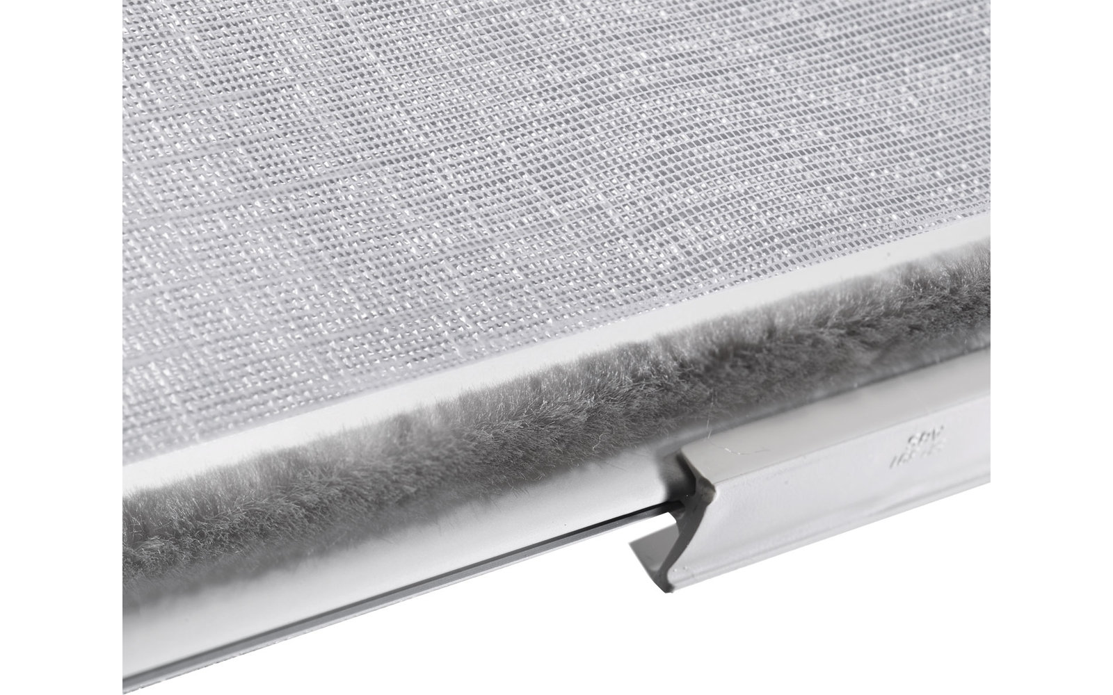 Nahaufnahme eines weißen Fensterriegels mit silbernem Riegelmechanismus an einem Fenster mit Netz