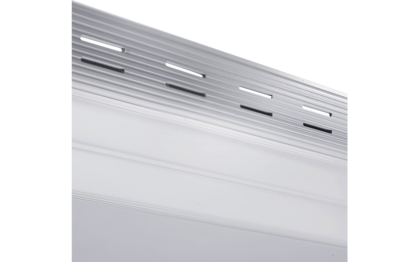 Weißer Rollladen mit Belüftungsschlitzen