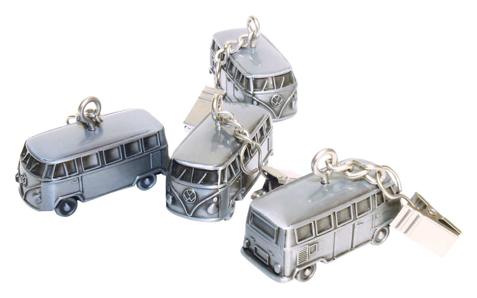 Vier silberne Schlüsselanhänger in Form von Bussen auf weißem Hintergrund