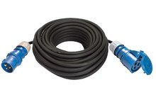 Schwarzes Verlängerungskabel mit blauen Steckern auf weißem Hintergrund