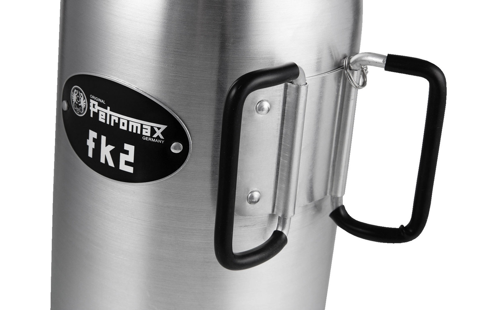 Nahaufnahme eines silbernen Wasserkochers mit schwarzem Griff und Aufdruck