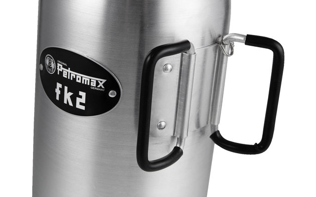 Nahaufnahme eines silbernen Wasserkochers mit schwarzem Griff und Aufdruck