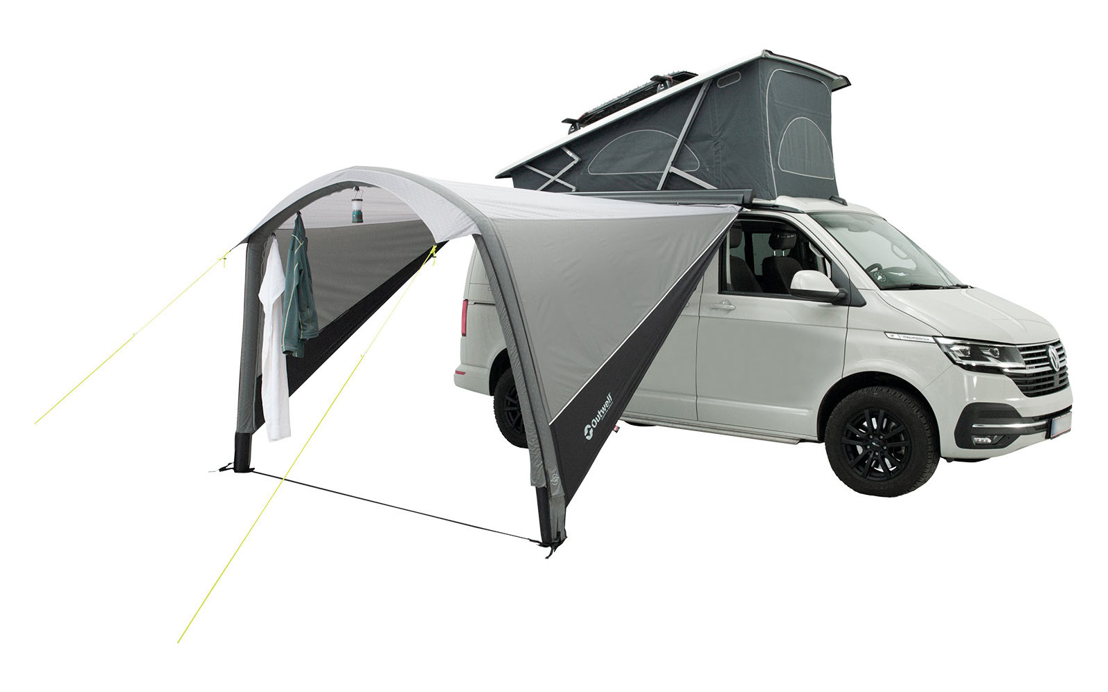 Camping-car blanc avec auvent de tente gris et entrée ouverte