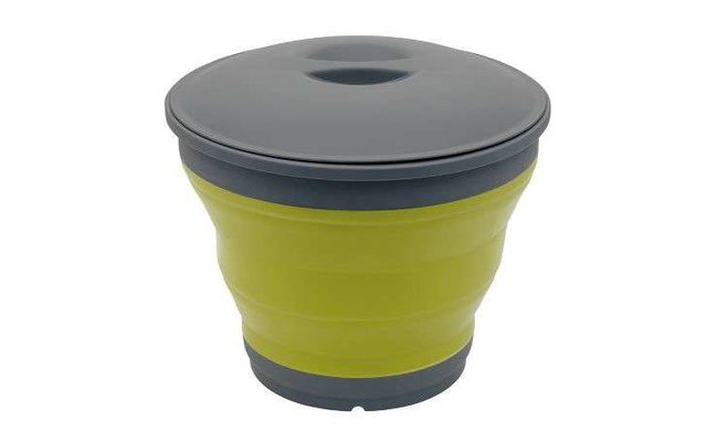 Vaso plegable verde con tapa gris sobre fondo blanco