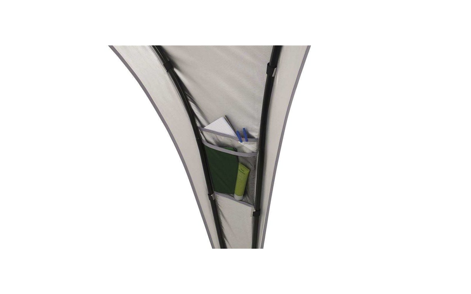 Nahaufnahme einer geöffneten Tasche mit einem grün-weißen Objekt darin