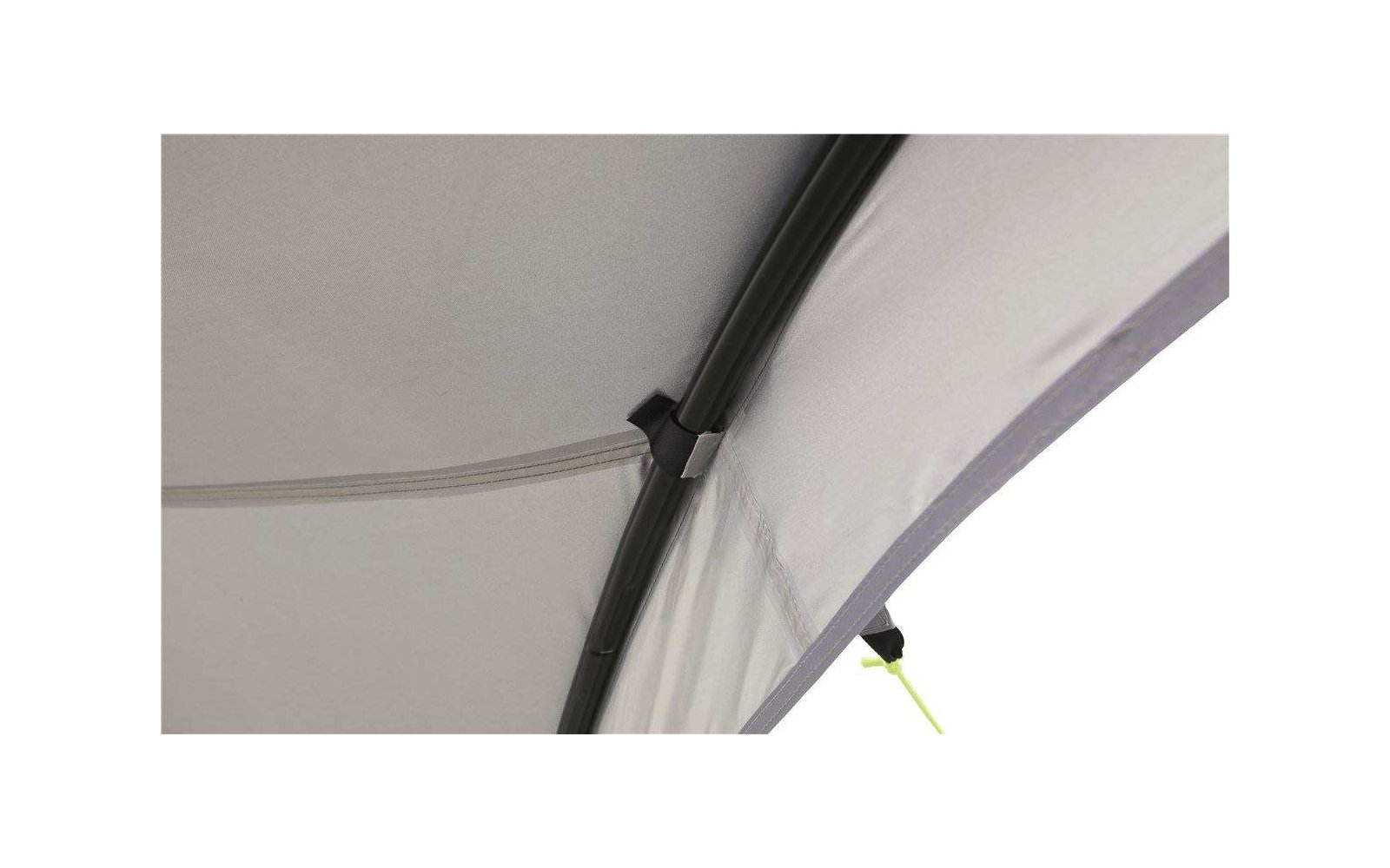 Nahaufnahme eines weißen Zeltdaches mit einem schwarzen Spannseil und Befestigungselementen