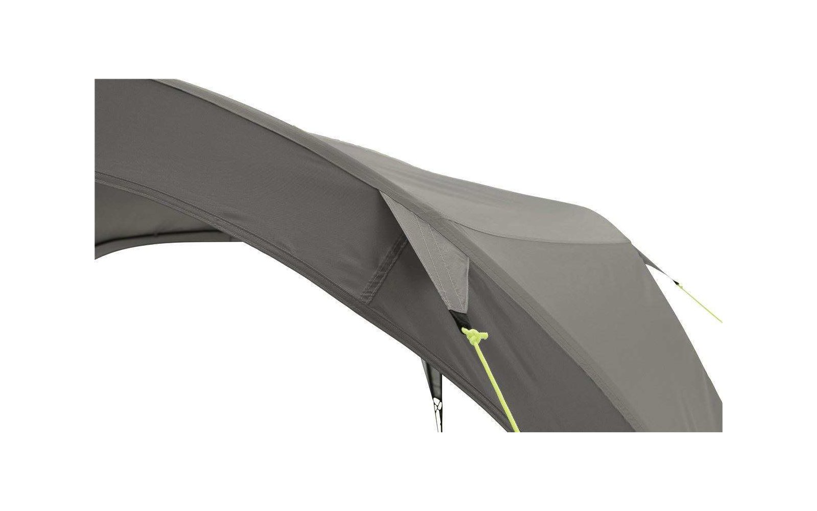 Zelt mit geöffnetem Eingang und sichtbaren Spannleinen