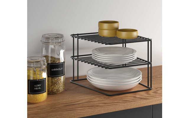Étagère en métal avec assiettes et verres sur surface en bois