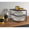 Étagère en métal avec assiettes et verres sur surface en bois
