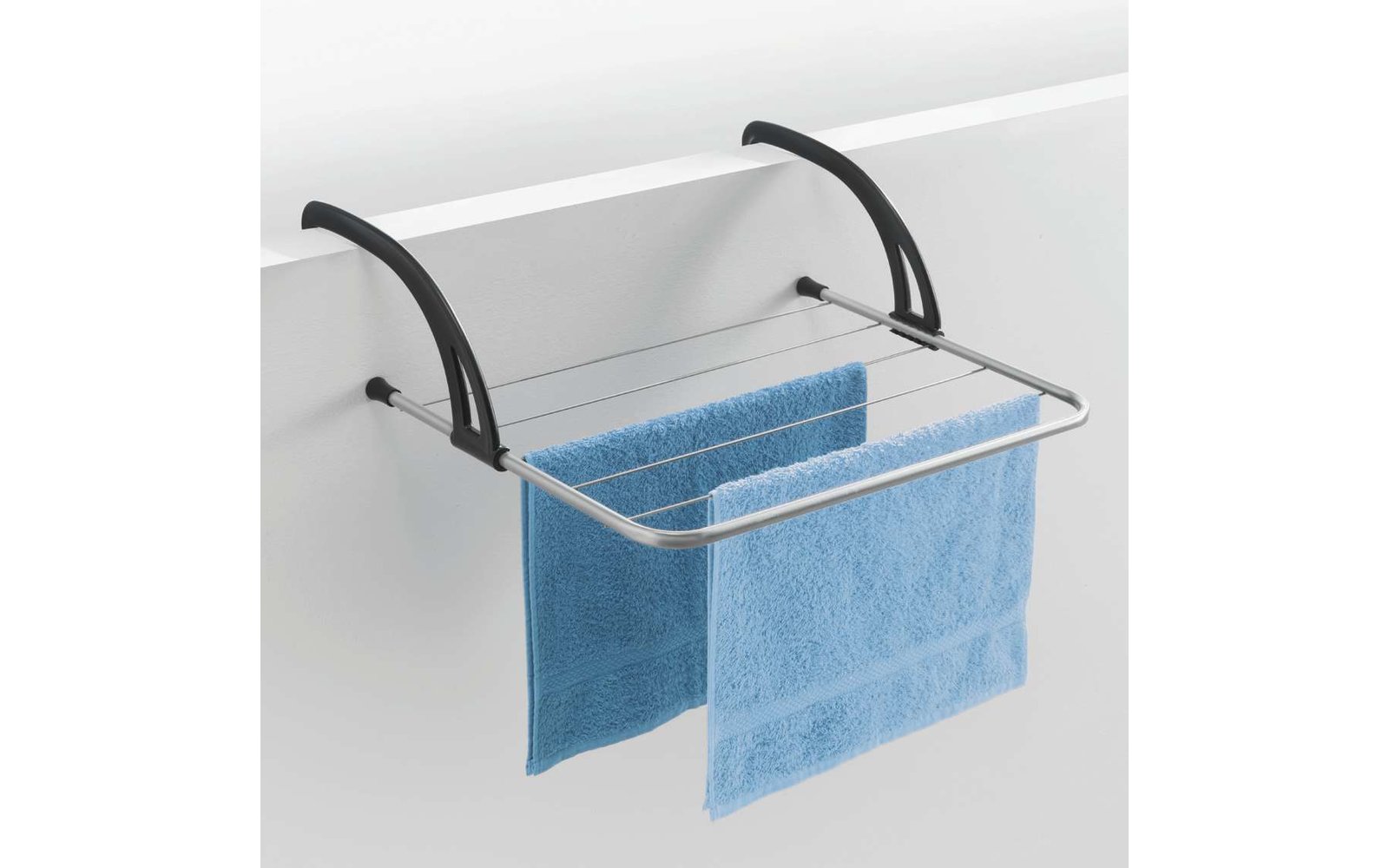 Wandmontierter Handtuchhalter mit zwei blauen Handtüchern