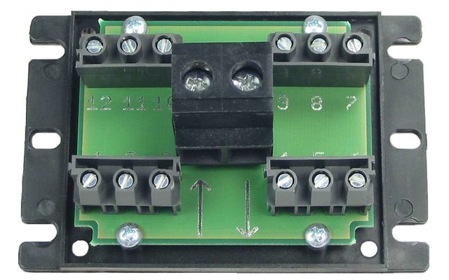 Elektronische printplaat met meerdere componenten en twee displays