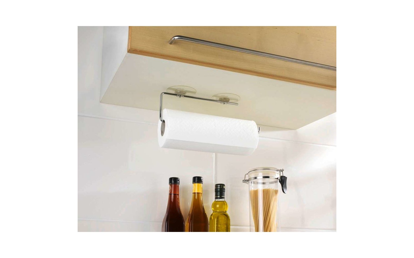 Weiße Klimaanlage an der Wand über Küchenregal mit Flaschen